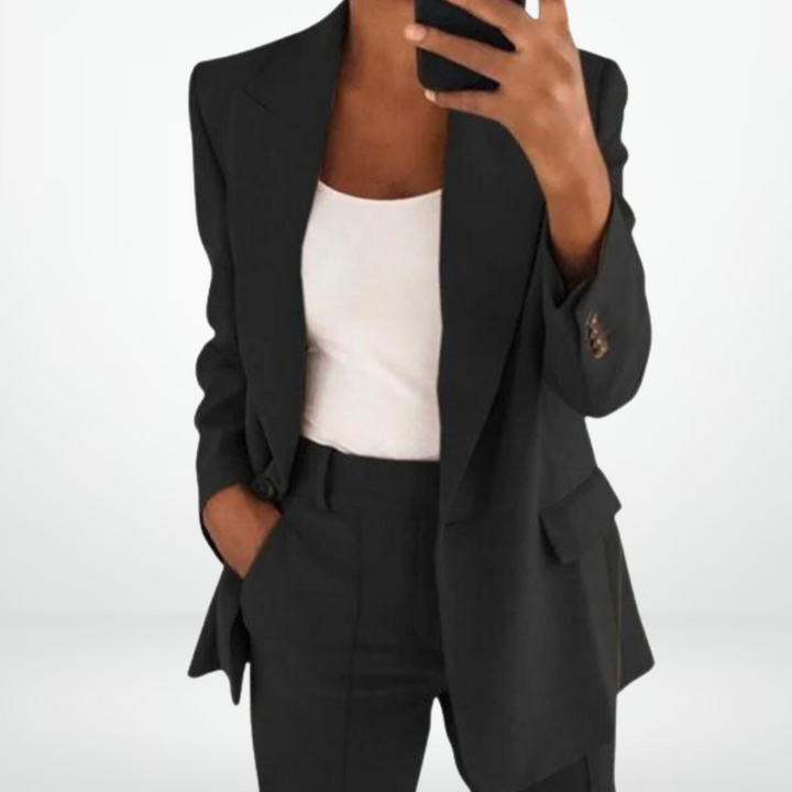 Ensemble noir femme deux pièces Luina avec veste blazer cintrée et pantalon chic, look intemporel
