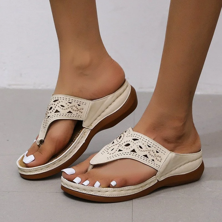 Tongs orthopédiques marron pour femme avec semelle compensée, bride ornée et style estival confortable