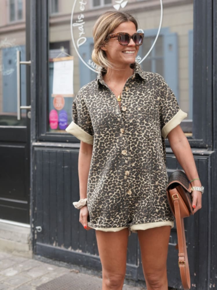 Combishort imprimé léopard pour femme porté en ville avec lunettes de soleil et sac marron