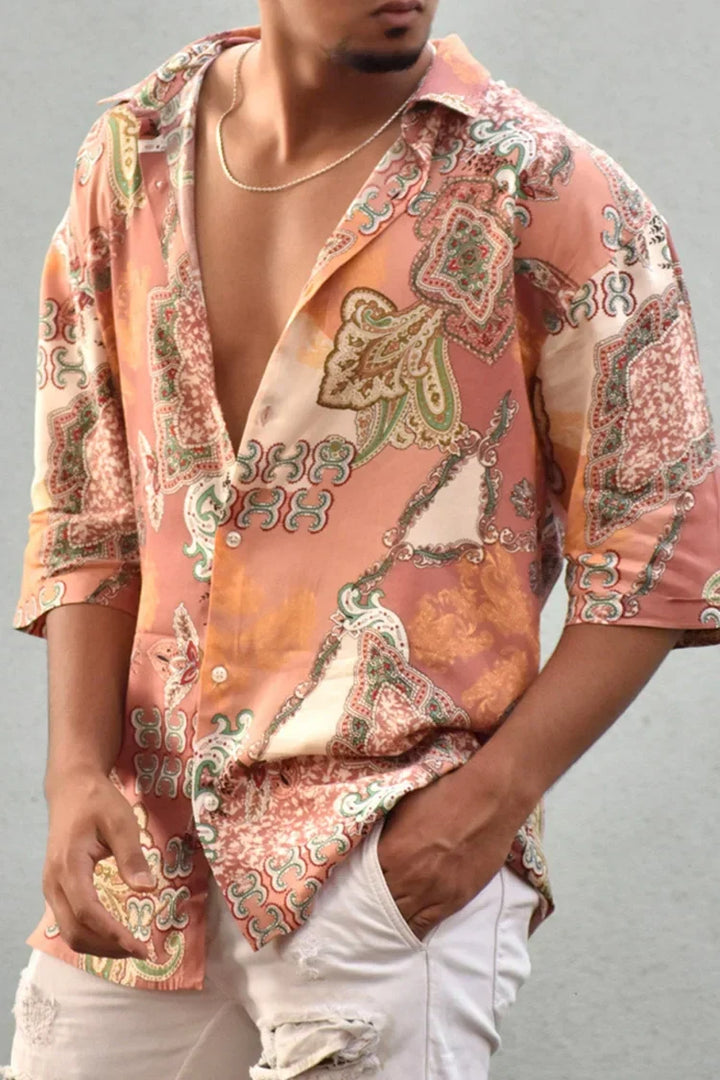 Chemise pêche imprimée pour homme avec manches courtes, col ouvert et motif artistique aux tons clairs