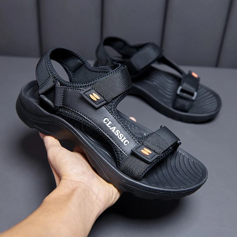 Vue rapprochée de sandales orthopédiques noir avec brides réglables et semelle ergonomique confortable