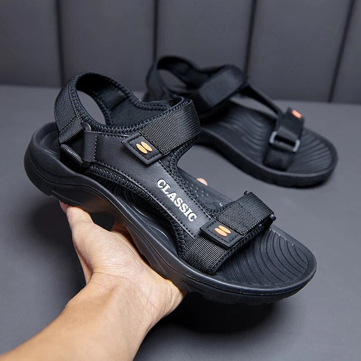 Vue rapprochée de sandales orthopédiques noir avec brides réglables et semelle ergonomique confortable