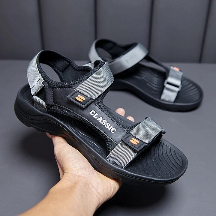 Paire de sandales orthopédiques gris pour homme avec brides larges, maintien renforcé et confort durable