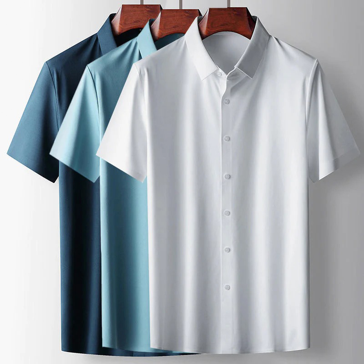Trois polos élégants en soie pour hommes en bleu, bleu clair et blanc, suspendus sur cintres avec col boutonné