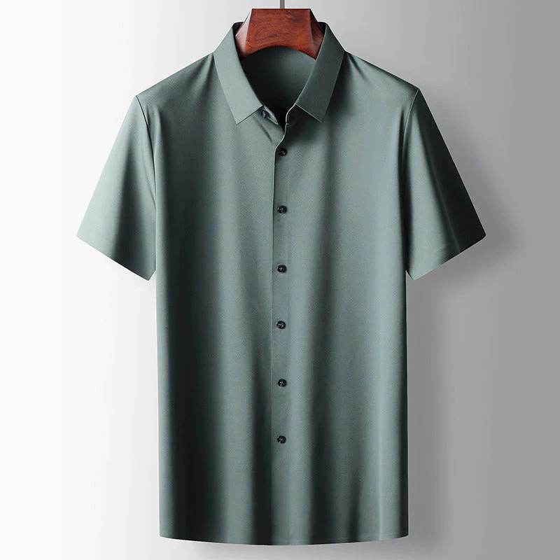 Polo homme vert en soie avec manches courtes, col classique et fermeture boutonnée, présenté sur cintre