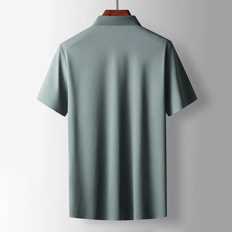 Vue arrière d’un polo homme vert en soie, coupe droite et tissu fluide à manches courtes