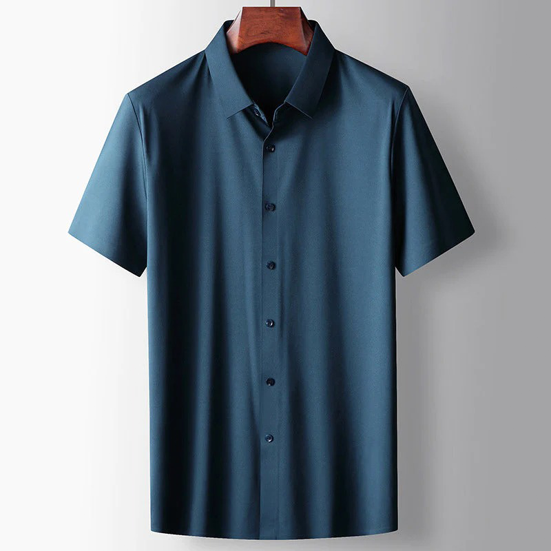 Polo homme bleu en soie avec col boutonné, manches courtes et style élégant pour l’été
