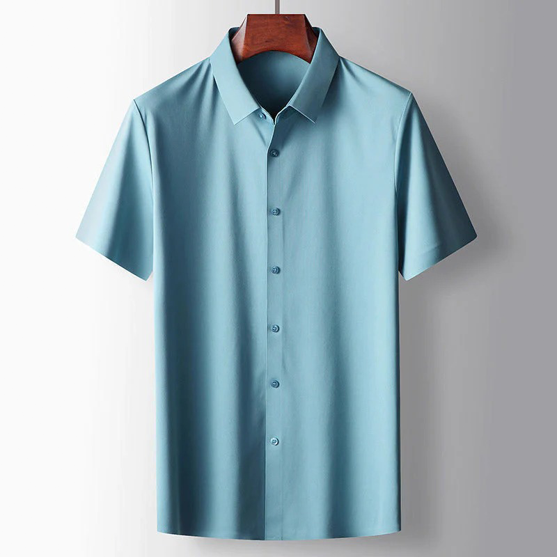 Polo homme bleu clair en soie avec coupe confortable, col classique et manches courtes