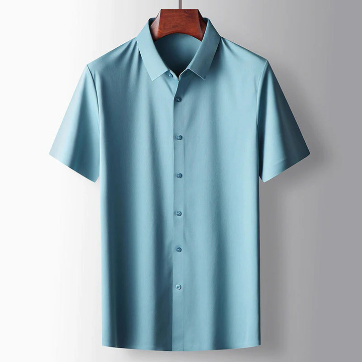 Polo homme bleu clair en soie avec coupe confortable, col classique et manches courtes