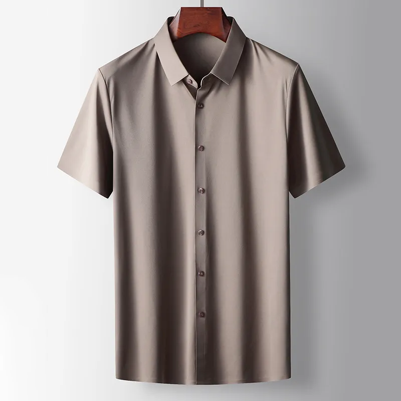 Polo homme marron en soie avec fermeture boutonnée, tissu léger et style chic décontracté