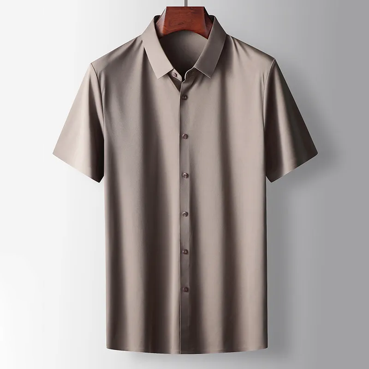 Polo homme marron en soie avec fermeture boutonnée, tissu léger et style chic décontracté