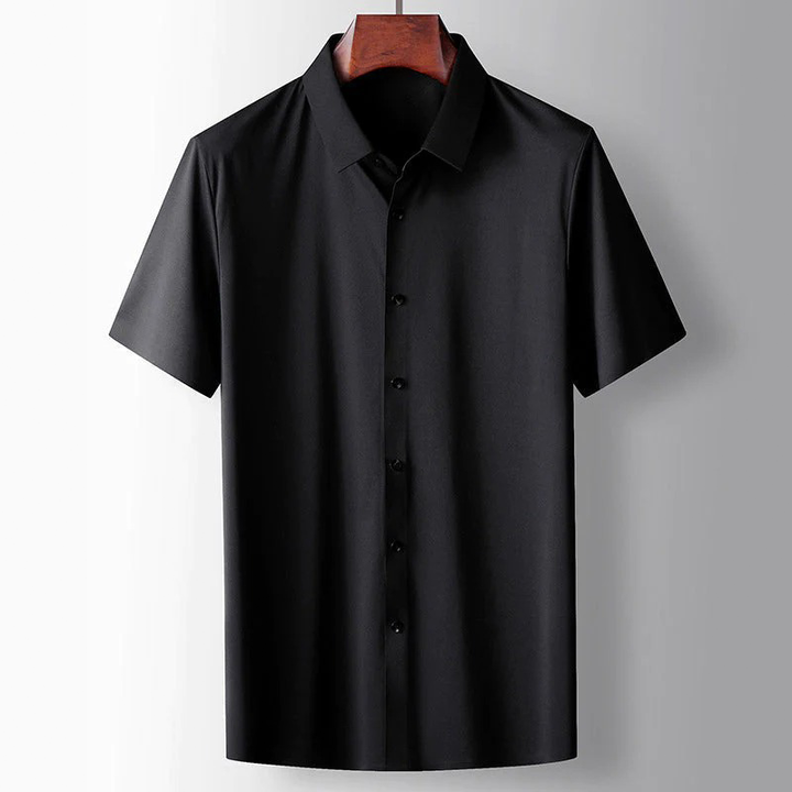 Polo homme noir en soie avec col classique, manches courtes et coupe élégante