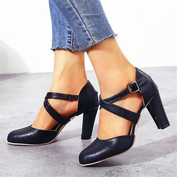 Chaussures Mary Jane à talon bloc bleu marine, vue latérale portée, brides sur le cou-de-pied et bout rond visible