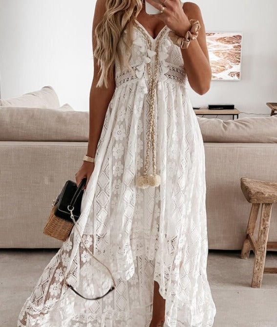 Robe-slip blanche pour femme avec décolleté en V, détails en dentelle et coupe longue fluide dans un intérieur lumineux