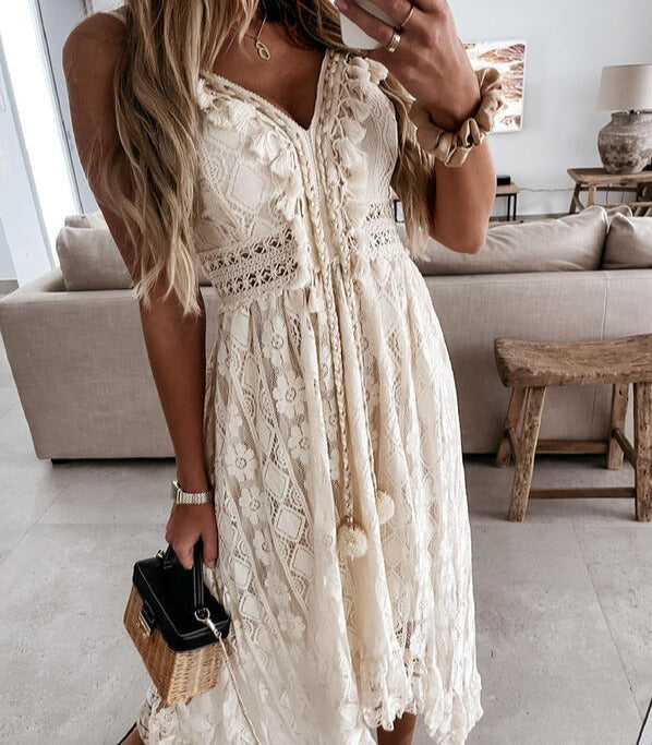 Robe-slip beige pour femme avec dentelle raffinée, coupe longue et style bohème chic photographiée en intérieur