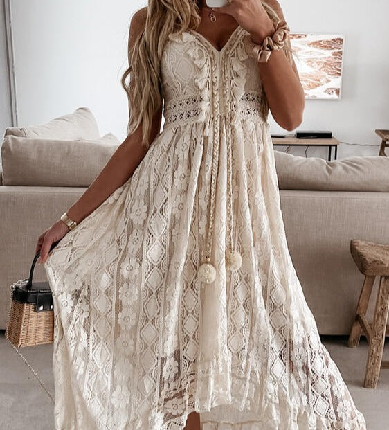 Robe-slip beige pour femme avec jupe ample, détails en dentelle et silhouette élégante mise en valeur en mouvement