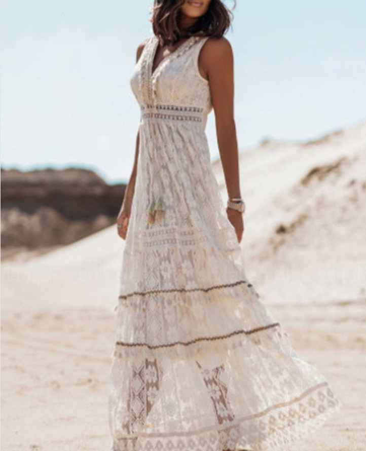 Robe bohème blanche pour femme à longueur maxi avec broderies délicates et silhouette légère photographiée en extérieur