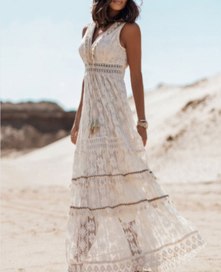 Robe bohème blanche pour femme à longueur maxi avec broderies délicates et silhouette légère photographiée en extérieur