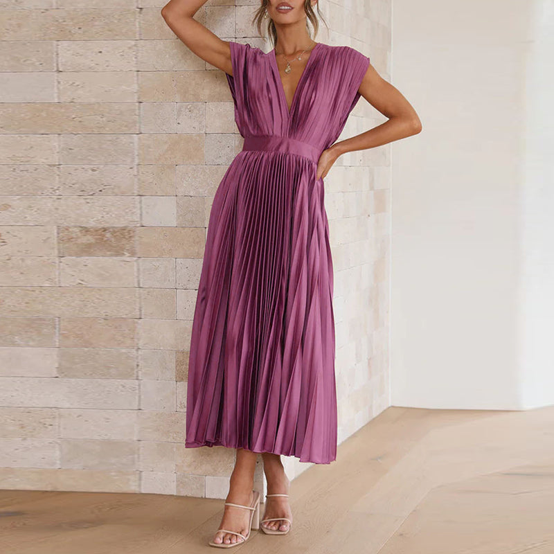 Robe longue couleur paire à col en V portée de face, avec une taille marquée, des manches courtes et une jupe plissée fluide.