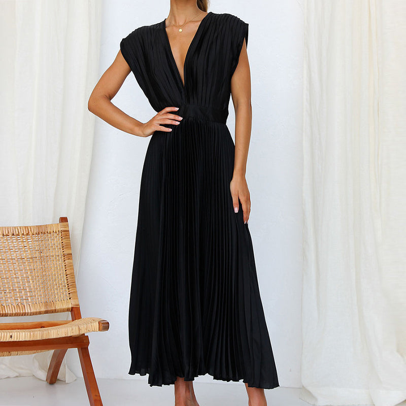 Robe longue noire à col en V portée de face, avec une taille cintrée et une jupe plissée fluide.