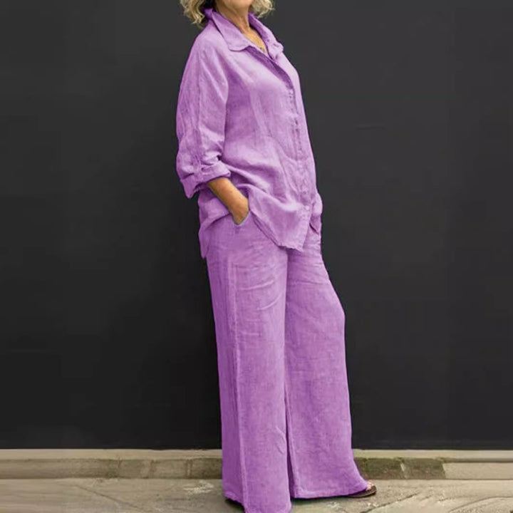 Ensemble femme lila en coton et lin composé d’une chemise ample à manches longues et d’un pantalon large, porté de profil avec une silhouette fluide.