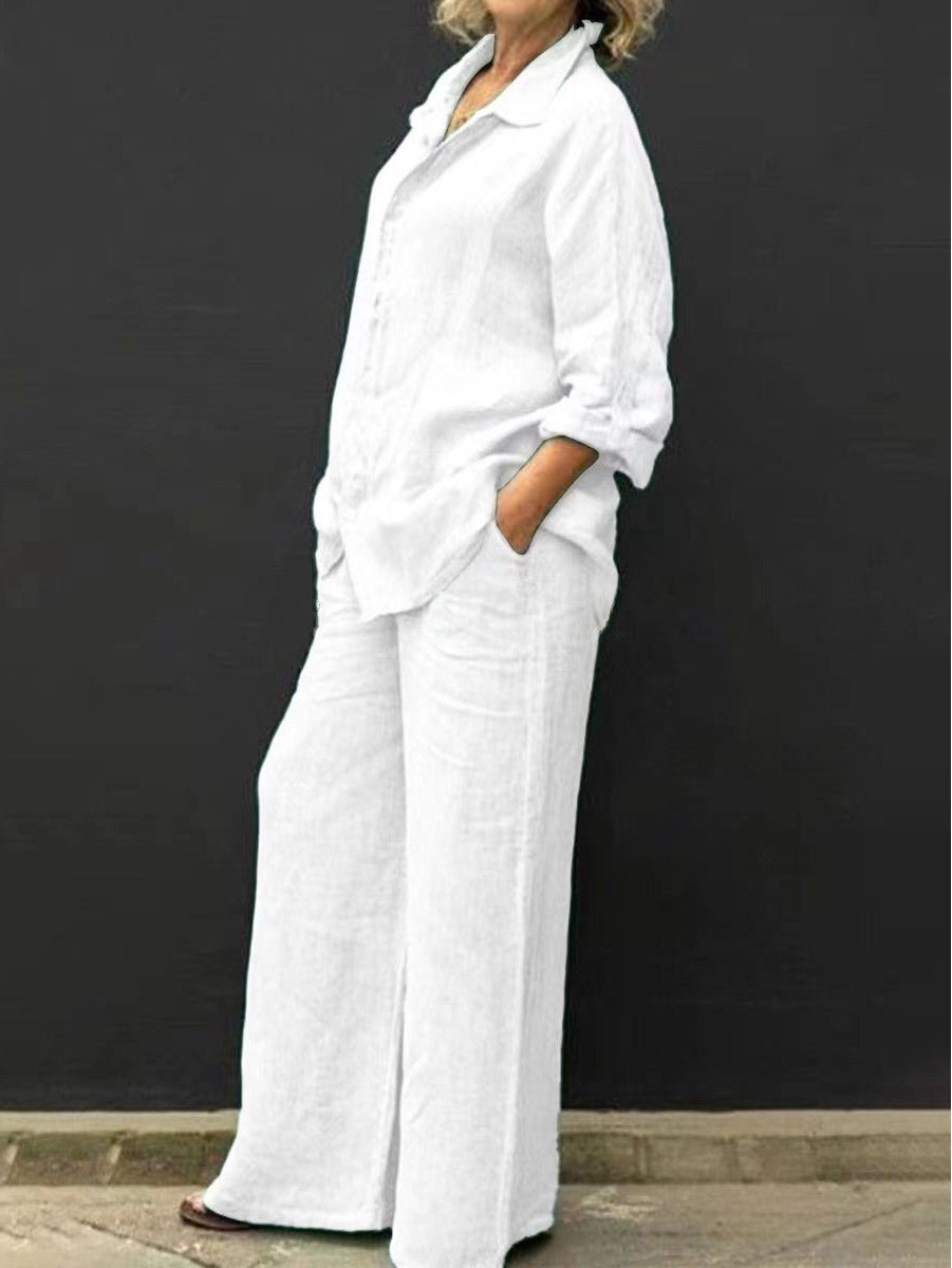 Ensemble femme blanc en coton et lin avec chemise ample à manches longues et pantalon large assorti, présenté de profil dans un style léger et épuré.