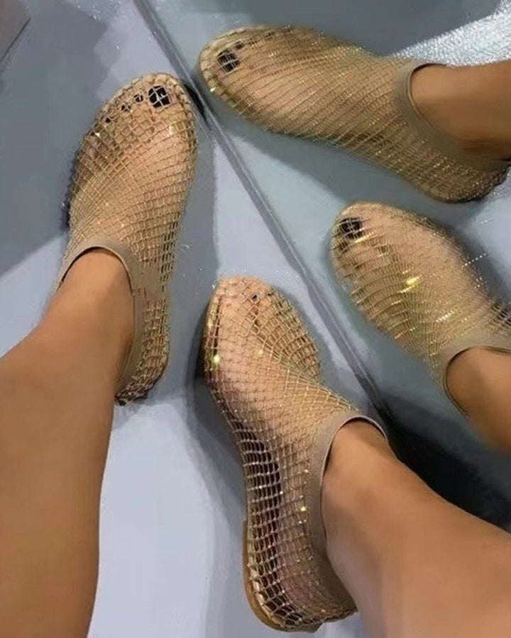 Sandales marron à strass pour femme portées au quotidien, avec semelle plate confortable et finition brillante