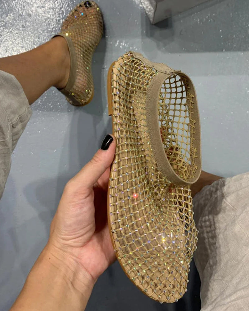 Vue rapprochée de sandales plates marron avec strass scintillants, maille légère et design estival