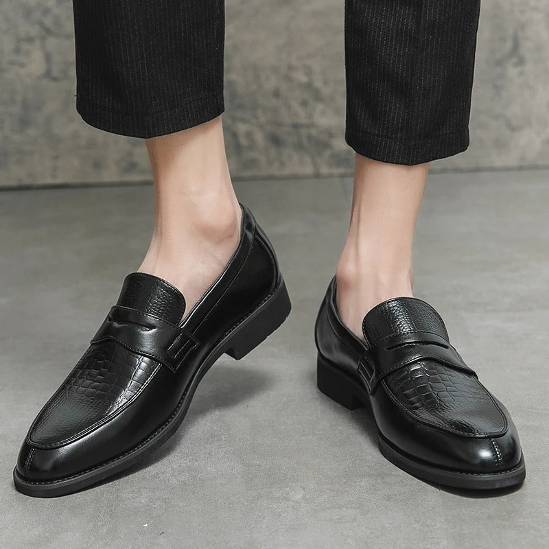 Chaussures basses homme Muonnar noires, mocassins élégants en cuir portés avec pantalon habillé