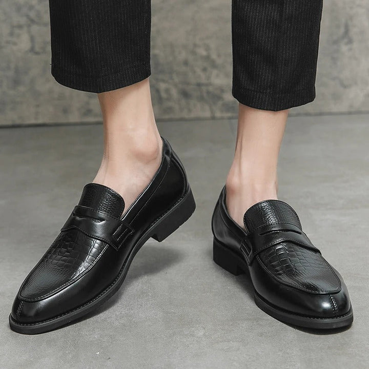 Chaussures basses homme Muonnar noires, mocassins élégants en cuir portés avec pantalon habillé