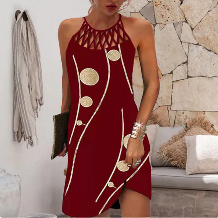 Robe évasée sans manches couleur vin rouge portée de face, avec col rond décoratif et motif floral clair sur le côté.