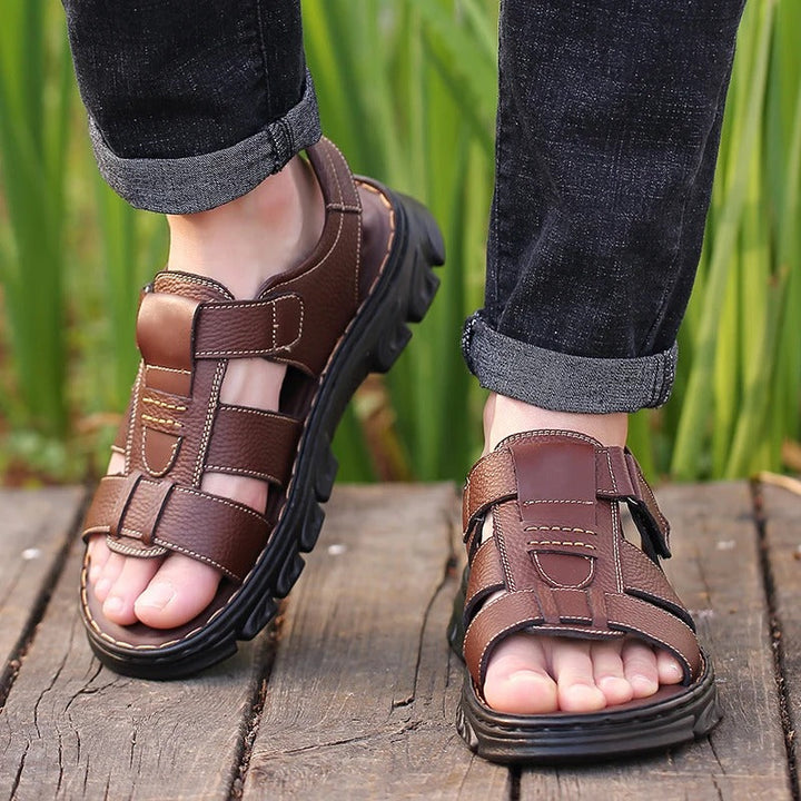 Sandales orthopédiques marron vues de profil, avec semelle antidérapante et soutien confortable du pied