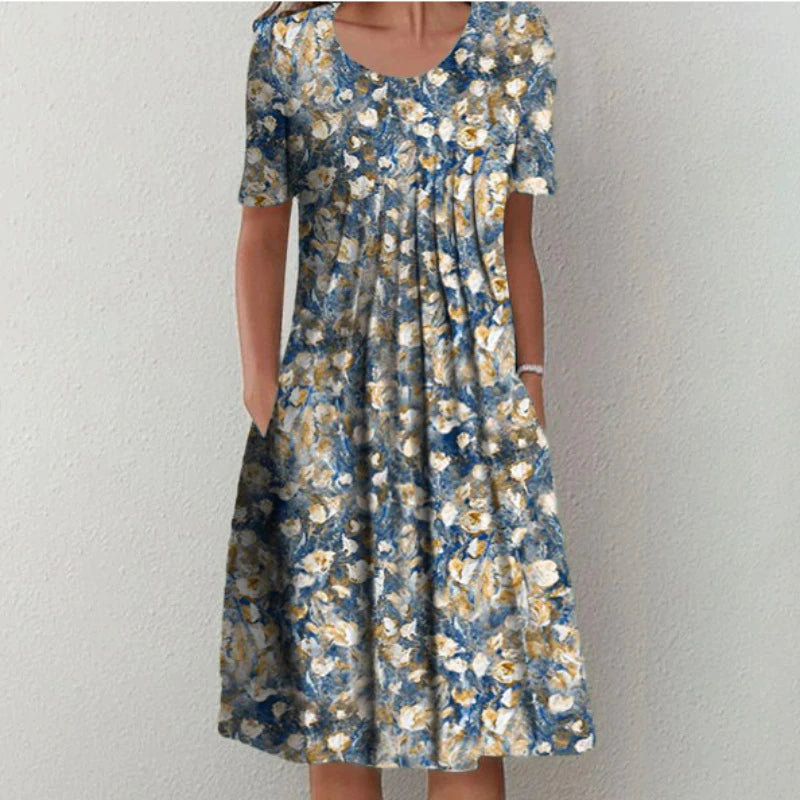 Robe d'été bleu clair unie pour femme, portée de face avec une coupe évasée, des manches courtes et une longueur au genou.