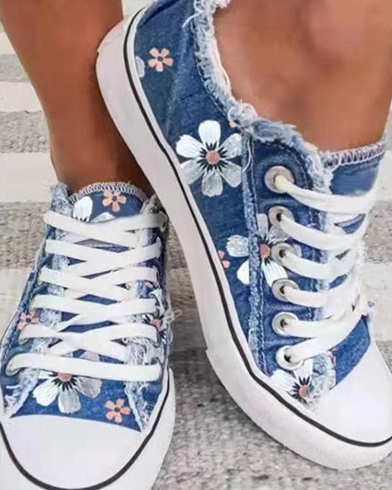 Baskets en denim bleu pour femme avec motifs floraux délicats, semelle confortable et design moderne