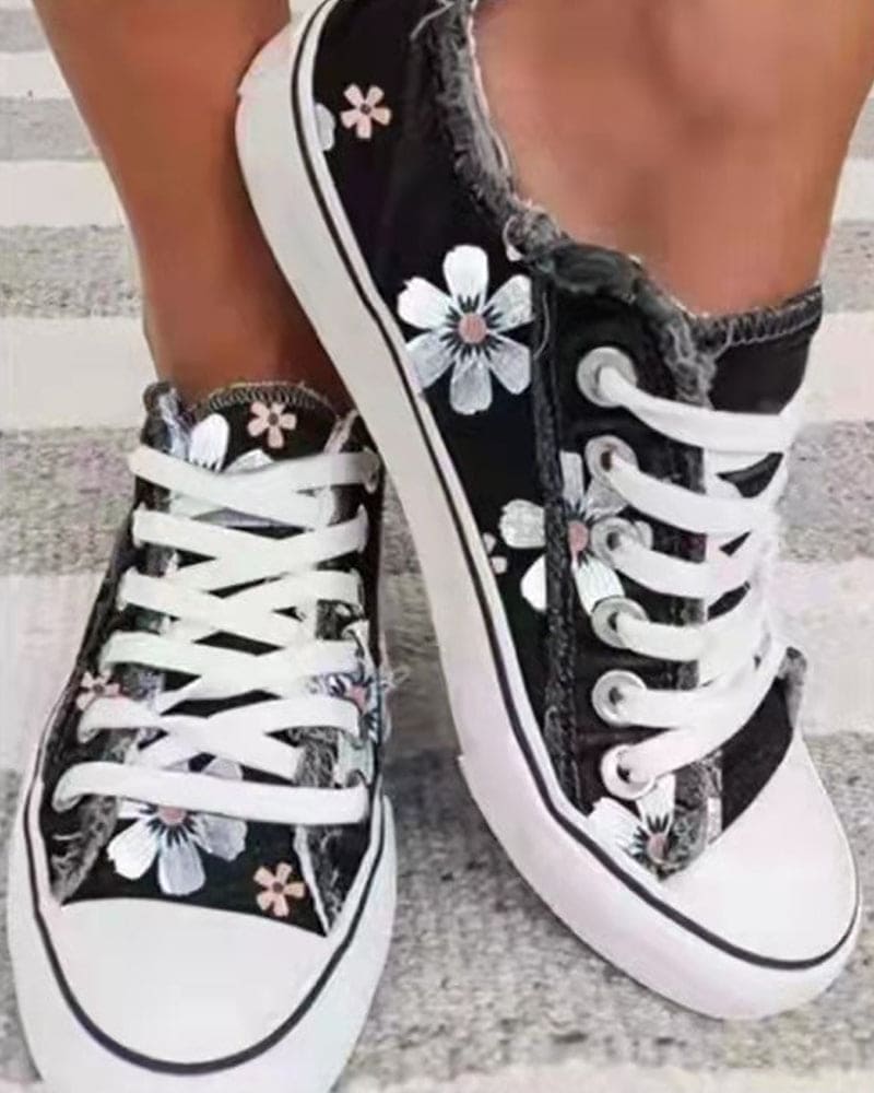 Baskets en denim noir pour femme avec imprimé floral blanc, semelle souple et style urbain élégant