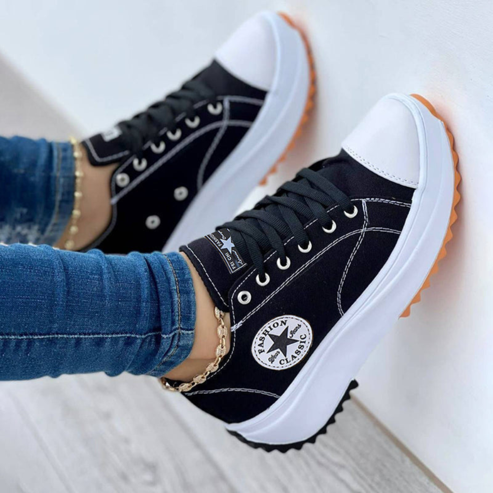 Baskets modernes Neelleana noires pour femmes, sneakers tendance confortables portées avec jean