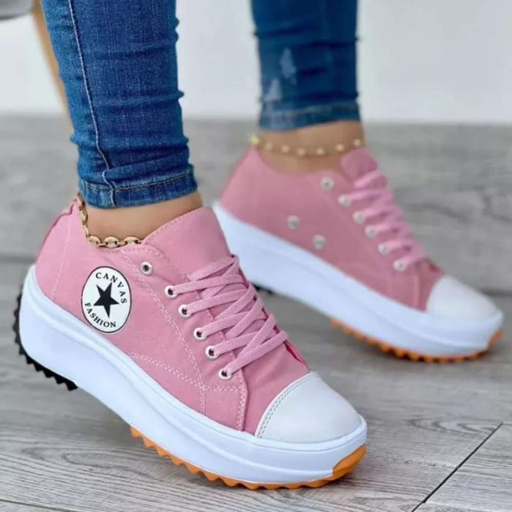 Baskets modernes Neelleana rose clair portées avec tenue casual, baskets femme confortables