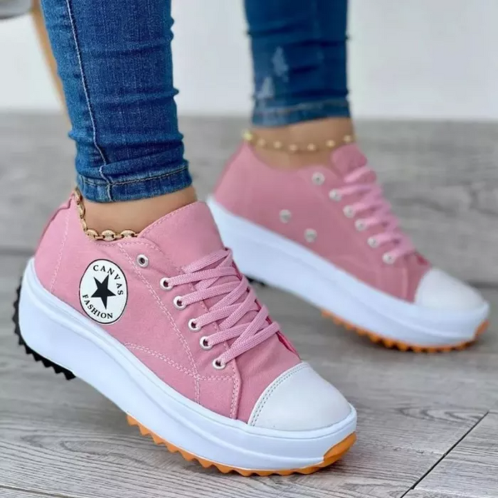 Baskets modernes Neelleana rose clair portées avec tenue casual, baskets femme confortables