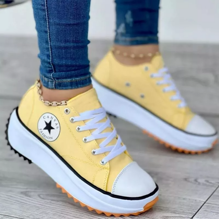 Baskets modernes Neelleana jaunes portées avec jean, baskets femme stylées et confortables
