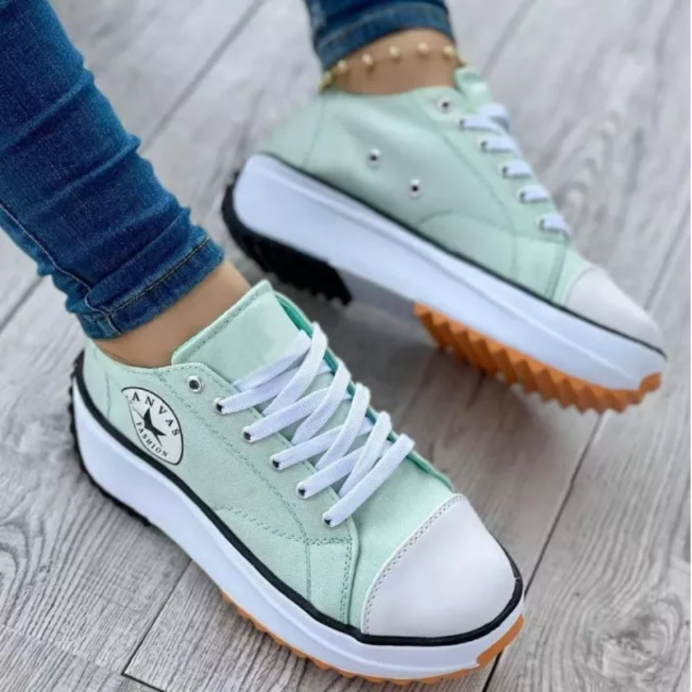 Baskets modernes Neelleana vert clair portées au quotidien, baskets femme confort et style