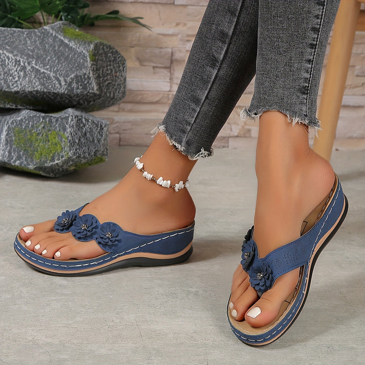 Vue de dessus de sandales orthopédiques bleu marine portées avec jean gris, style casual et soutien optimal