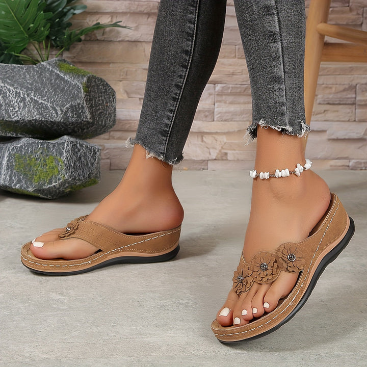 Sandales orthopédiques marron pour femme portées avec jean, design ouvert et soutien confortable