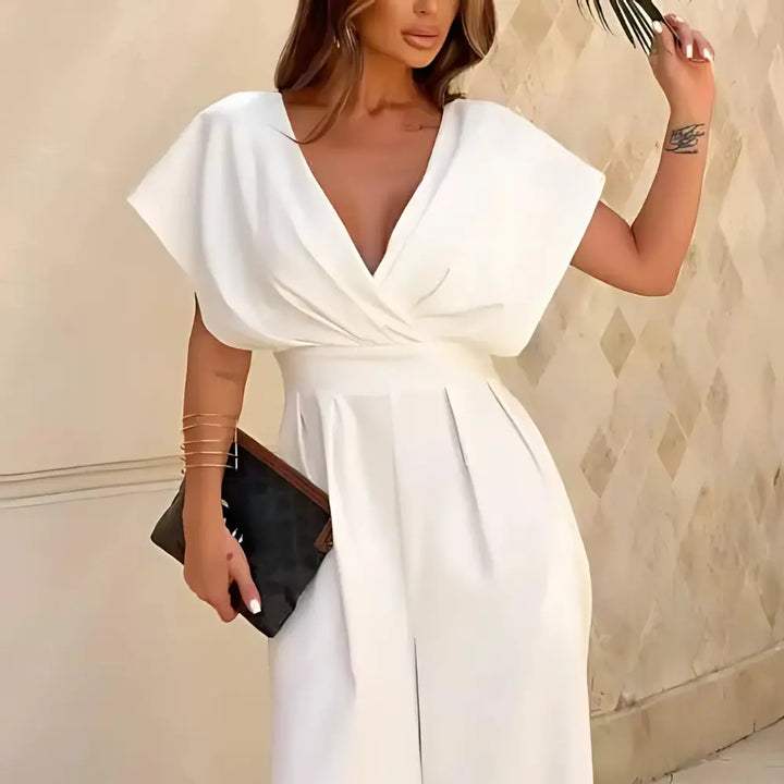 Combinaison blanc élégante avec taille ajustée, jambes larges et look raffiné pour les événements
