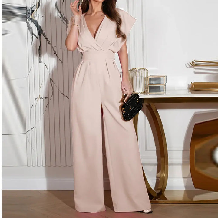 Combinaison rose pour femme avec jambes larges, manches fluides et silhouette féminine raffinée