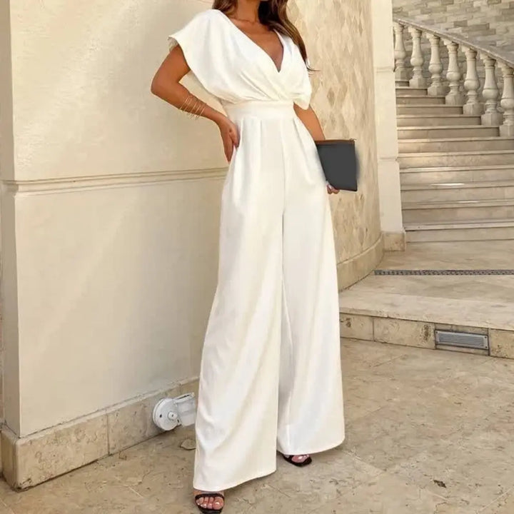 Combinaison blanc élégante avec taille ajustée, jambes larges et look raffiné pour les événements