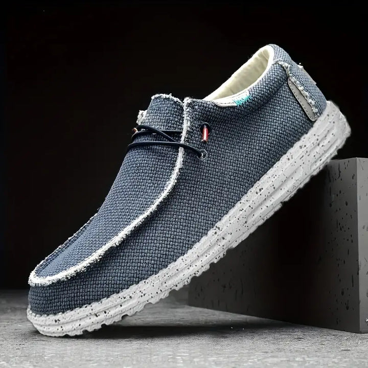 Mocassins élégants bleu pour hommes avec semelle blanche souple, finition soignée et design moderne