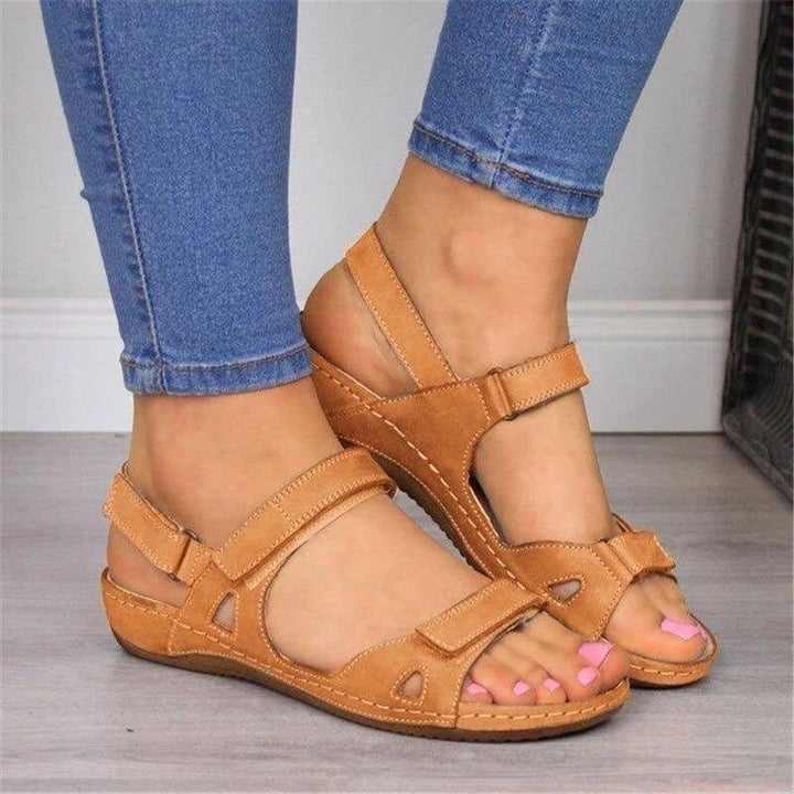 Vue de trois-quarts des sandales orthopédiques marron pour femme, montrant les brides larges et la semelle ergonomique.
