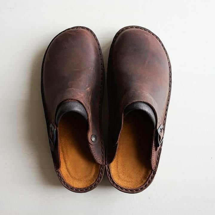 Vue de dessus des pantoufles orthopédiques en cuir marron foncé avec intérieur camel sur fond clair.
