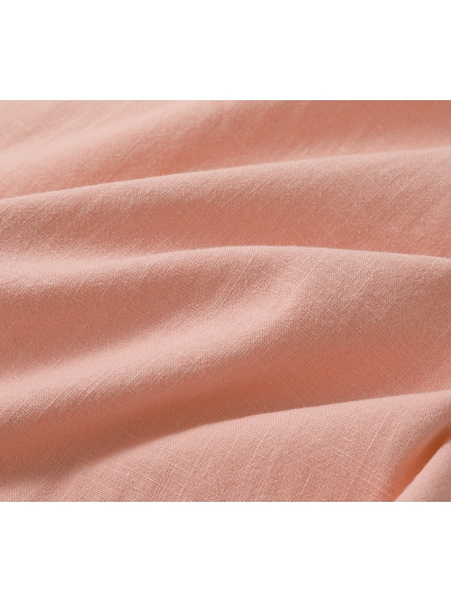 Gros plan sur le tissu rose d’une chemise Henley pour homme avec texture légère et finition respirante