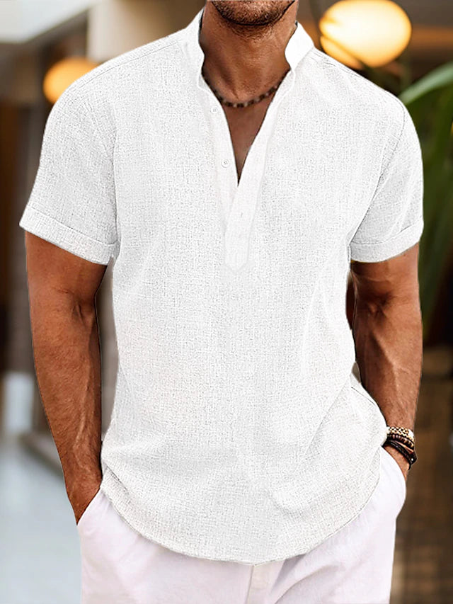 Chemise Henley blanc pour homme avec coupe confortable, manches courtes et look estival moderne